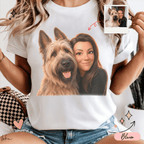 Mujer usando playera blanca con retrato ilustrado personalizado de ella y su perro, junto a la foto original de referencia.