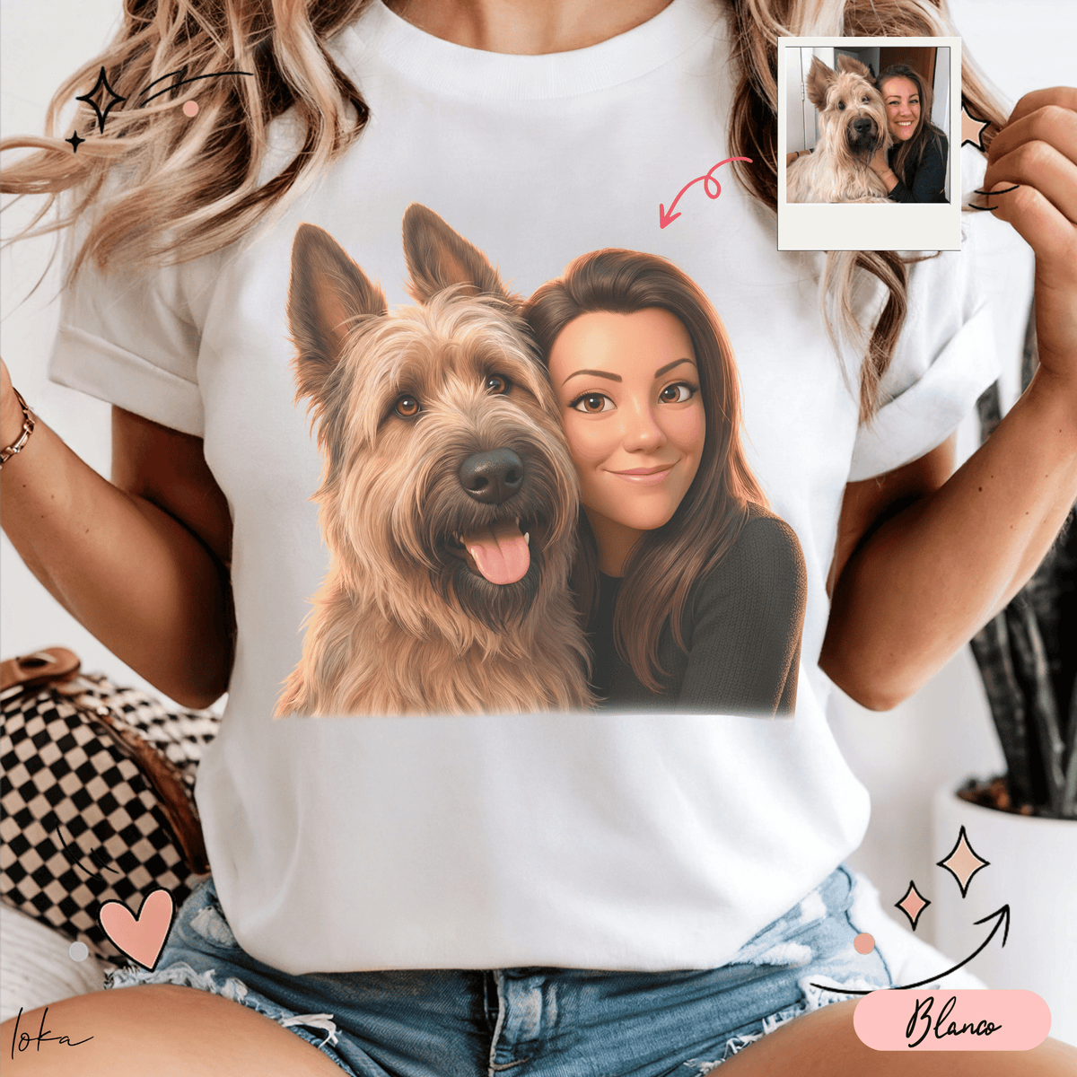 Mujer usando playera blanca con retrato ilustrado personalizado de ella y su perro, junto a la foto original de referencia.