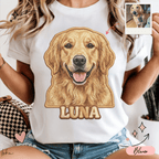 Playera blanca LOKA con retrato ilustrado de golden retriever en tonos dorados y nombre Luna al frente.