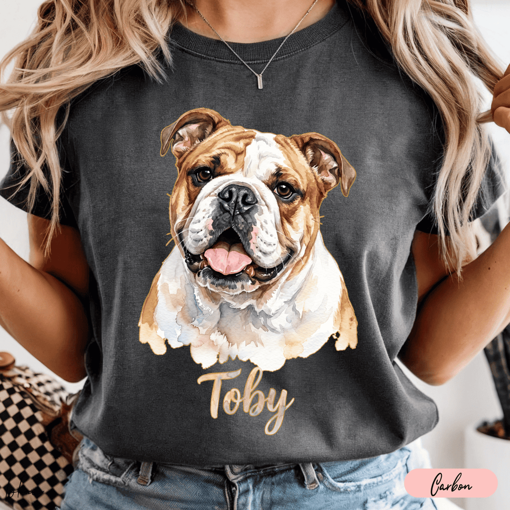 Playera color carbón con retrato en acuarela de un bulldog y nombre Toby en tipografía cursiva.