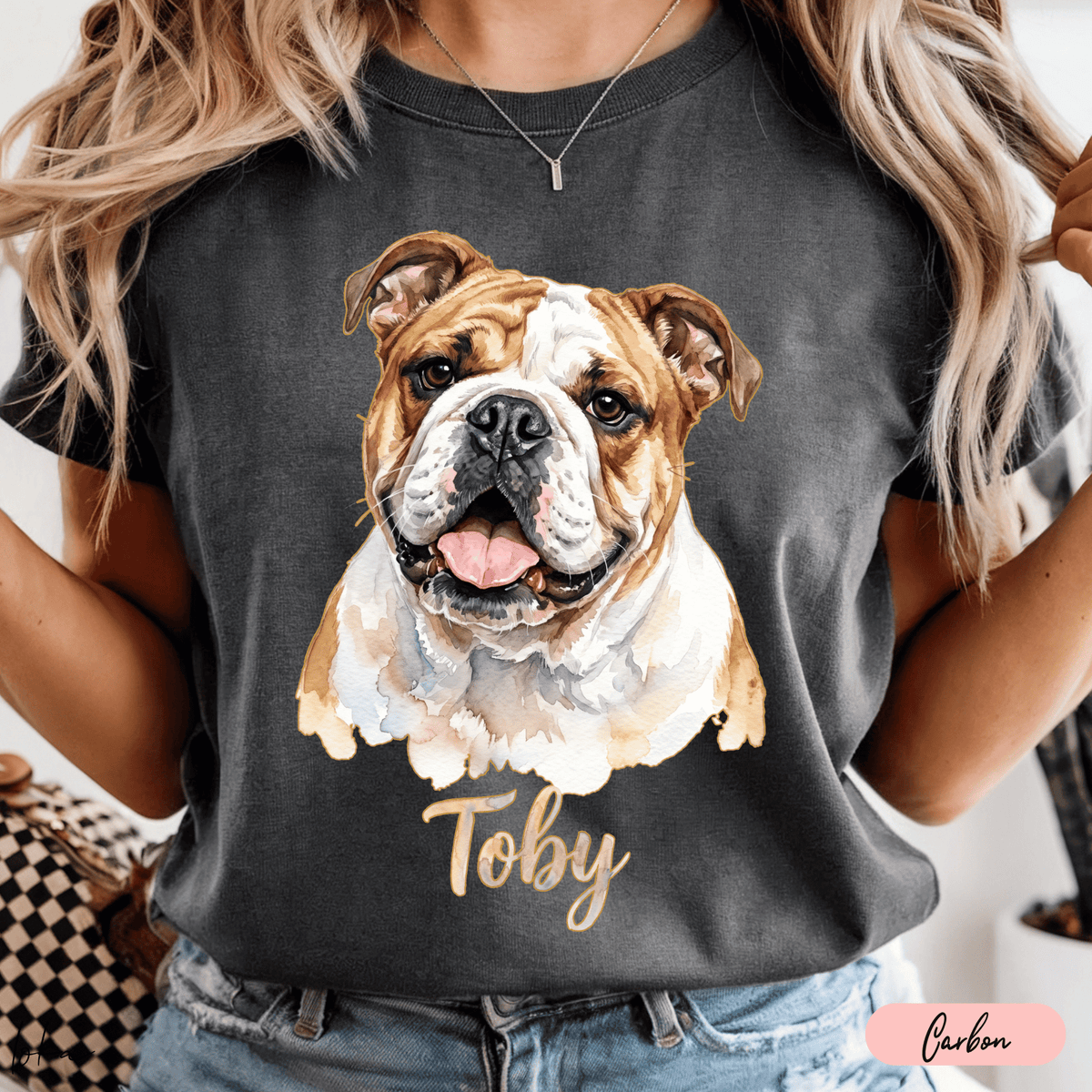 Playera color carbón con retrato en acuarela de un bulldog y nombre Toby en tipografía cursiva.