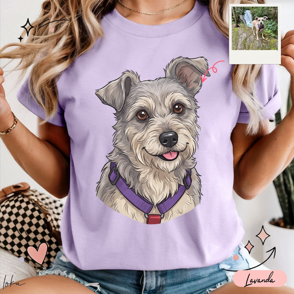 Mujer usando playera lavanda con retrato ilustrado personalizado de un perro gris y beige con arnés morado.