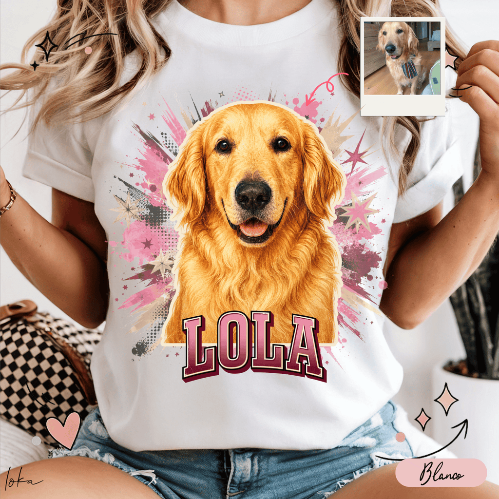 Mujer usando playera blanca personalizada con retrato de golden retriever, salpicaduras rosas y nombre Lola en letras grandes.