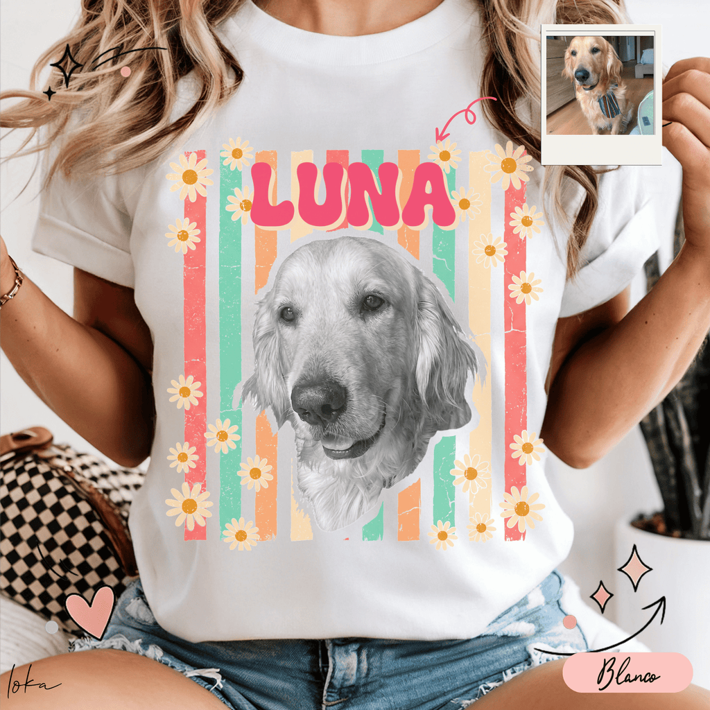 Mujer con playera blanca personalizada con retrato en blanco y negro de un perro, nombre LUNA, rayas retro y margaritas.