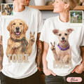 Playera LOKA blanca con retrato ilustrado personalizado de un perro haciendo la seña de paz y nombre debajo.